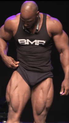 blkbugatti:  tlow26:  blackstripperworshippers:  Bodybuilder