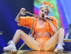 flush2112:  pornwhoresandcelebsluts: Miley Cyrus shows a little