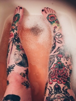 cutetattooedfeet:  Can I live in the bath tub?