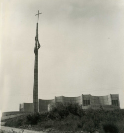 architectureofdoom:  Iglesia de Santa Cruz, Oleiros, Miguel Fisac,