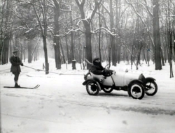 photos-de-france:  Jacques Henri Lartigue - Homme sur des skis