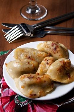 vegan-yums:  Pan Fried Spinach and Potato Pierogi with Caramelized