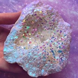 cosmicdreamclub:  SUPER sparkly rainbow aura geode! ✨🌈🌀
