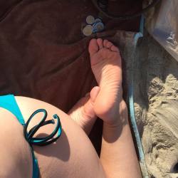 goddess-clare:  Beach feet! And pesos #beachfeet #wrinklysoles