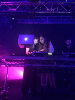 stelify:   Este Haim teaching Lorde how to do a DJ set last night.