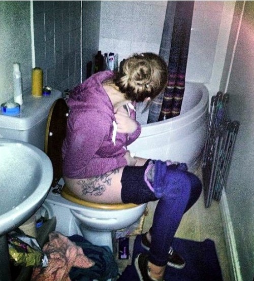 1nobodyknowsme1:  dimitrivegas:  Girl taking dump      (via TumbleOn)