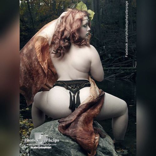 Anna Marx @annamarxmodeling embracing her wood nymph energies and ample rump hump -I’m such a word smith-  #nature #naturephotography  #poisonivy  #thickthighlife #pawg #wind #honormycurves #ginger #photosbyphelps #fashion #nikon #butt #honormycurve