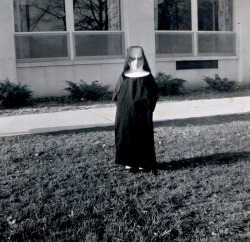 Mini nonne, 1957.