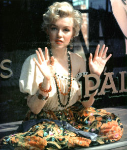 eternalmarilynmonroe:  Marilyn Monroe photographed by Milton
