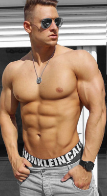 sixpackde:  https://www.tumblr.com/blog/sixpackde