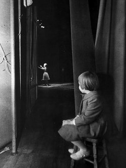 littlebroadwaybabies:  Six-year-old Carrie Fisher watched her