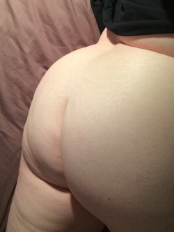 lux-obscura:  Not only do I have a pretty fantastic ass, I finally got the lighting right so you can see stretch marks spread across my skin like lightning. (As an apology for being tumblr-absent for like a week.) 