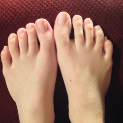 ohmandy56:  Couch-marked skin #frenchpedicure #barefoot #feet