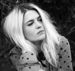 implantedvisions:  Alison Mosshart  Cool girl 😍