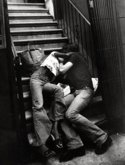 mamma-wolf:  couple kissing on building steps by leon levinstein