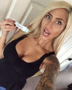 instabarbies:  “Quick fix with @cocowhiteuk before heading