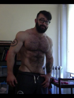 Wow, this guy is muscly, bearded and cute. A tough combo but