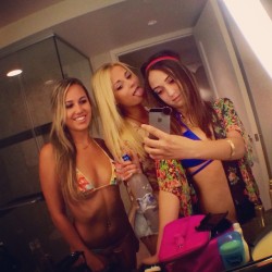 hotelgirl:  Viva Las Vegas  Party time.