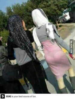 humorcruel:   Tanto burka para que luego se te vea todo el tangazo.