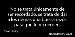 Una hoja y un pincel