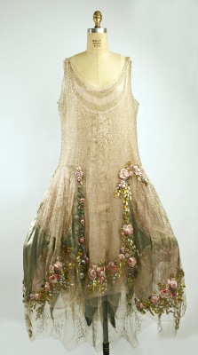 jaclcfrost:  and here’s a dress from 1928 designed by the boué