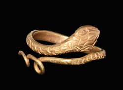 gemma-antiqua:  Ancient Egyptian gold snake ring, dated to the