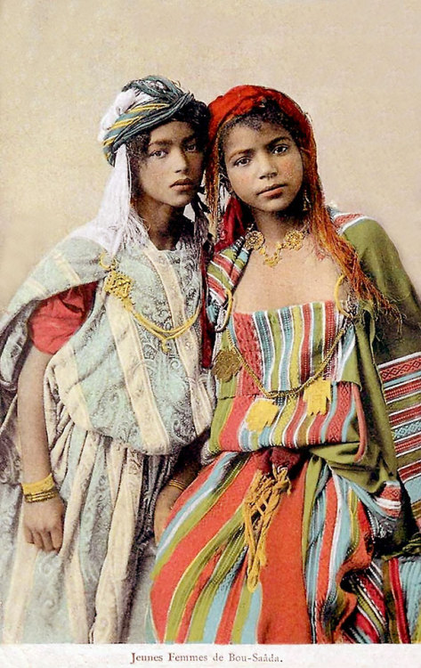 boredpanda:    Women’s Beauty Captured 100 Years Ago In Vintage Postcards From 1900-1910   
