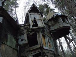 be-your–own-hero:Whimsical abandoned house in Nova Scotia,
