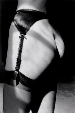 romantisme-pornographique:  Jeanloup Sieff, Jarretelles (Suspenders),