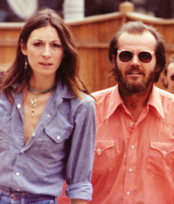 cinemamonamour:  Anjelica Huston and her then boyfriend, Jack