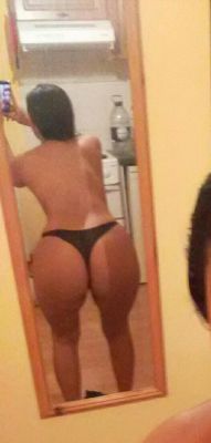 lovensexx:  Tem bunda mais linda que essa?  Minha safada gostosa,