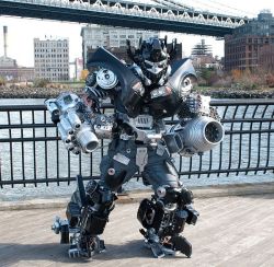 cosplaysleepeatplay:  Transformer Ironhide cosplay by BrooklynRobotWorks