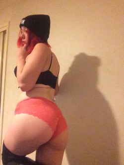 whitepussylover92:  satans-whore-96:  i dunno have some booty