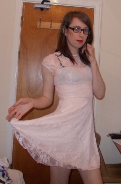 sissygirliewynn:  kropotkink:  dress looks nicer with red lipstick i think :)  Red lipstick and glasses work wonders for a girl. Love your look!! 