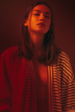 regarderlesfilles:  nicksushkevich:  Karina Istomina. Red Lights.