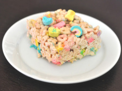 wehavethemunchies:  Lucky Charms Marshmallow Squares