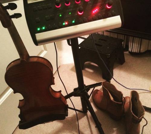 <p>Scenes from a studio. @clawhammerist #fiddle #fiddlebanjo #oldtime @thefryecompany  (at Root Note Studios)</p>