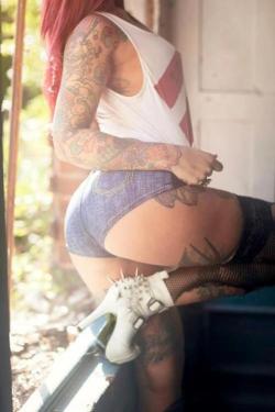 tattooedwomenarebeautiful:  Modèle: Aima Indigo