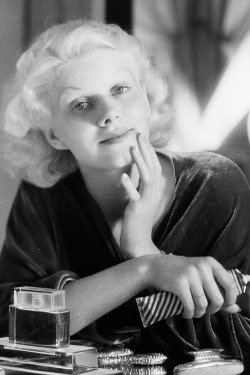 avagardner:  8th July 1932: Jean Harlow applying make-up to her