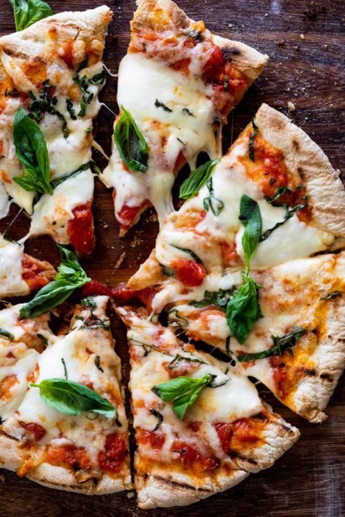 daily-deliciousness:  Grilled pizza margherita