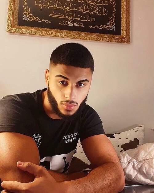 lustylittlefagboi:Arabe chaud, musclé et avec belle grosse bite