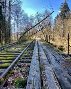 abandonedandurbex:An abandoned railroad bridge just off the side