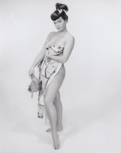 damsellover:  I’m a sucker for a girl in a towel…..Bettie