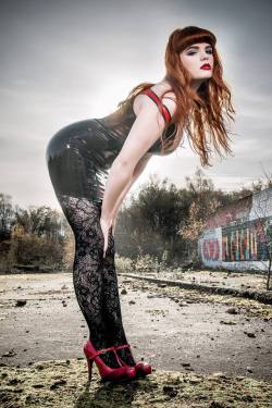 miss-deadly-red:  Photography/Retouch: Creative Edge StudiosModel/MUA/Styling: Miss.Deadly.RedDress: Dead