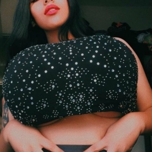 bigbustybeauties:Could drown in both eyes and cleavage