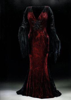melanaegis:  Costume for Morticia Addams (Anjelica Huston)Addams