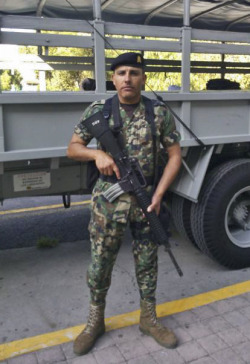 heterosreales:  Juan, marino uniformado mostrándonos la vergaLos