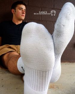 bruiser-81:  #feet #foot #fetish #footfetish #malefeet #malefoot