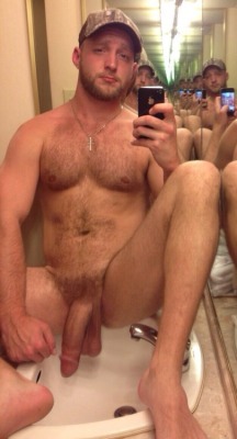 greatwitchfury:exposeddaddies:  Hot daddy with cell phone camera!