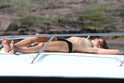 famous-nsfw-tub:  Natalia Vodianova catching a tan topless. 